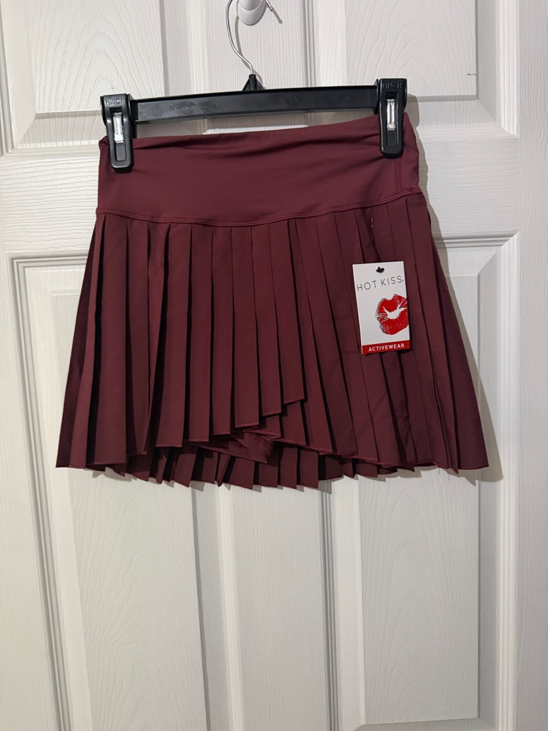 Hot Kiss Pleated Mini Skirt In Burgundy